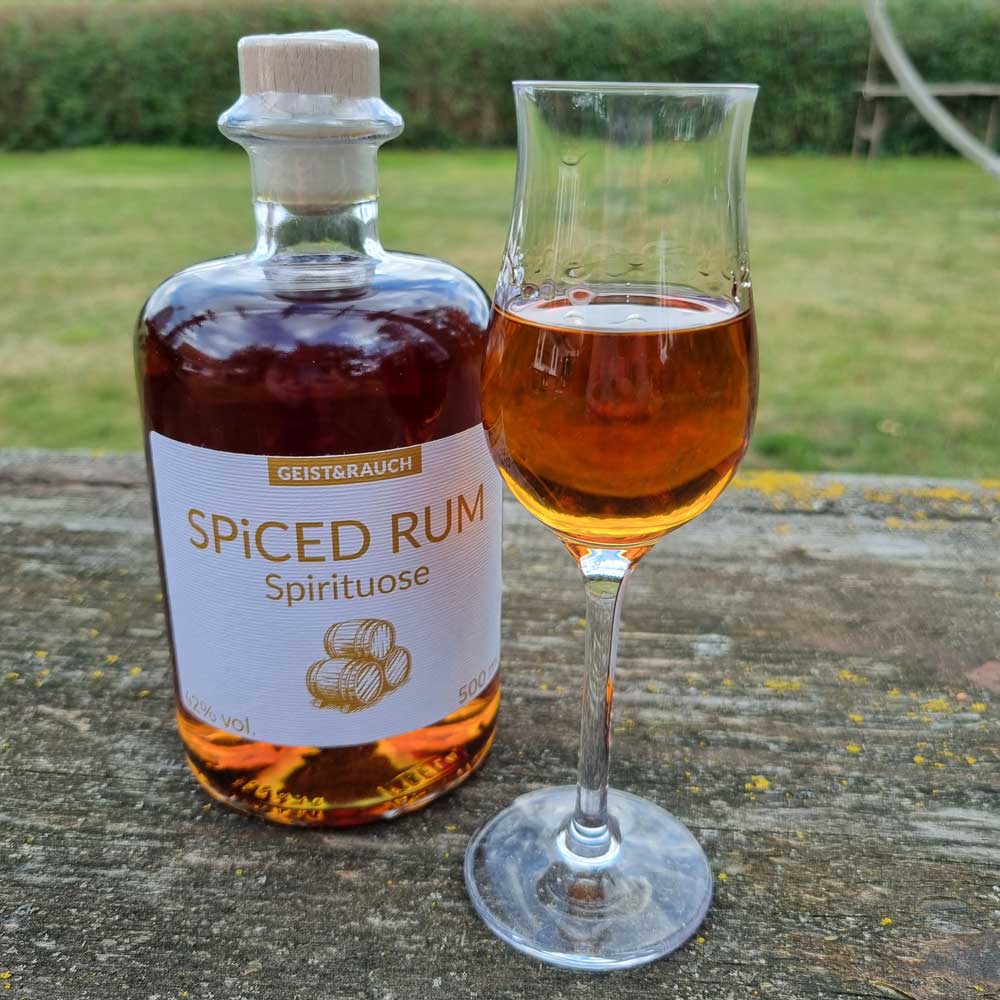 Spiced Rum mit Glas von GEIST&RAUCH