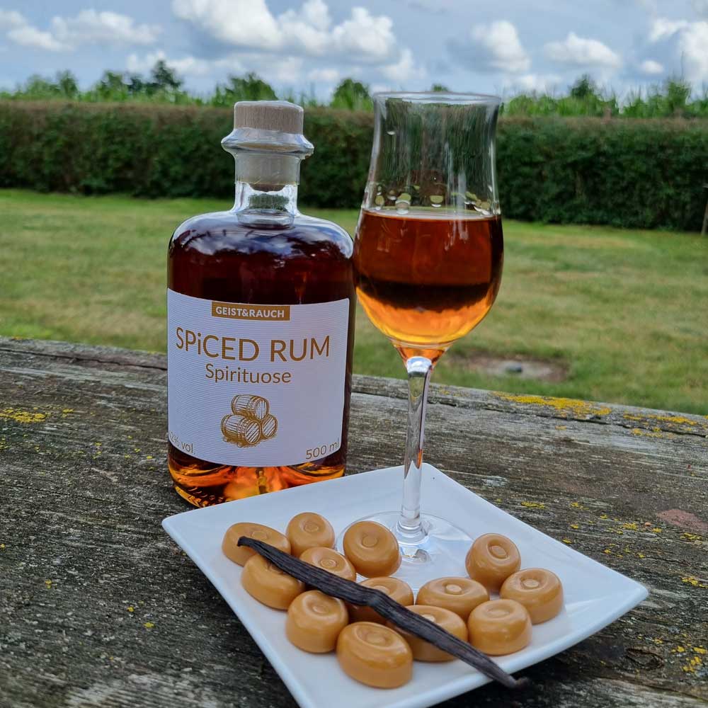 Spiced Rum mit Glas und Bonbons von GEIST&RAUCH