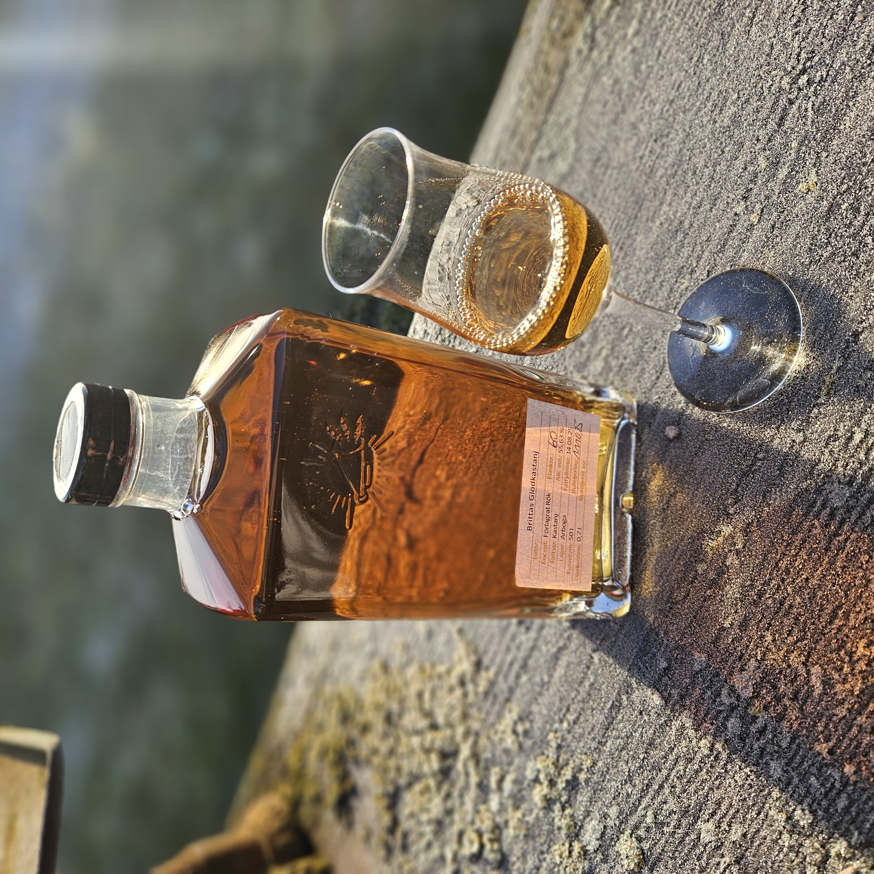 Ein Whisky wie eine Glut unter der Erde – unsichtbar, aber immer da.
Brittas GLÖDKASTANJ – die Glutkastanie.
